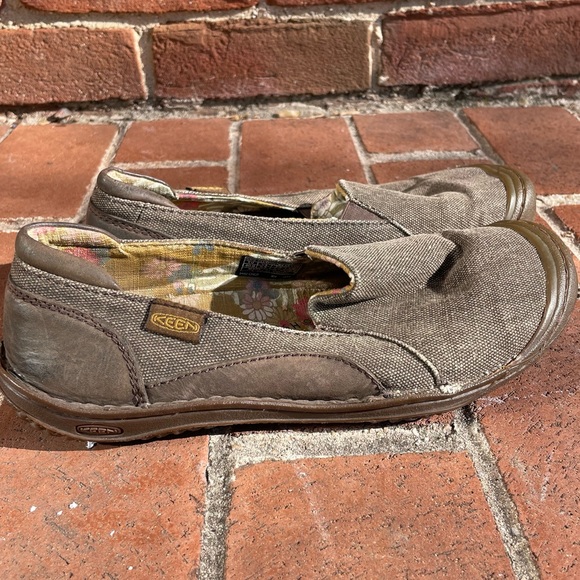 Keen Womens 9.5 Cush Golden Summer Canvas Leather Flat Brown Slip On Shoes - Picture 2 of 10